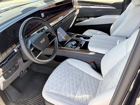 Certified 2026 Cadillac Escalade ESV Platinum Luxury w/ LPO, Radiant Package AWD/4WD image 19