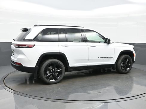 New 2025 Jeep Grand Cherokee Altitude AWD/4WD image 6