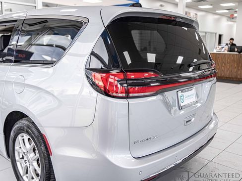 Used 2024 Chrysler Pacifica Touring-L FWD image 12