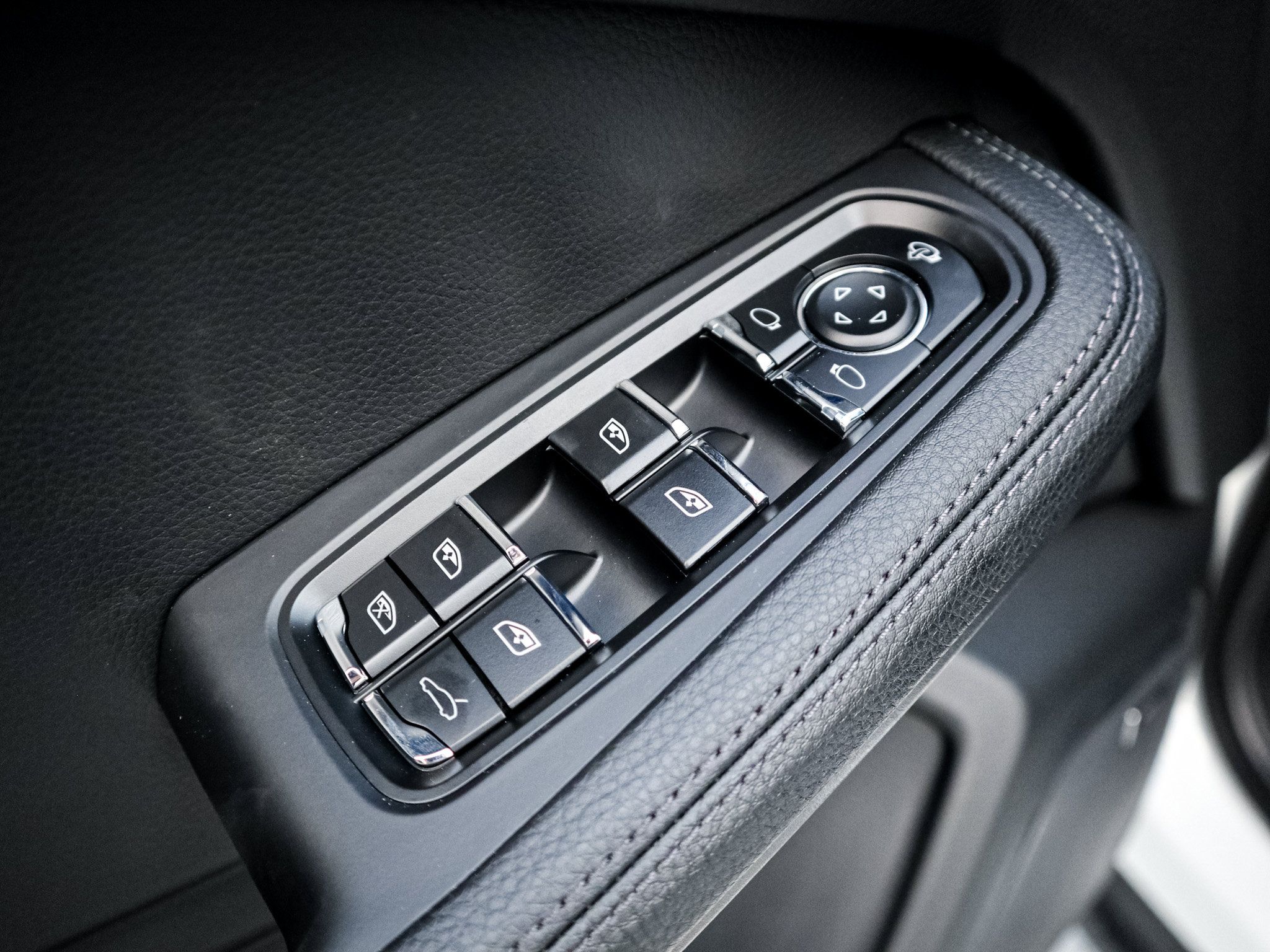 Used 2026 Porsche Macan AWD/4WD image 15
