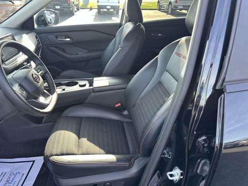 Used 2025 Nissan Rogue SV AWD/4WD image 11