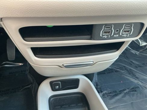 Used 2024 Chrysler Pacifica Touring-L FWD image 21