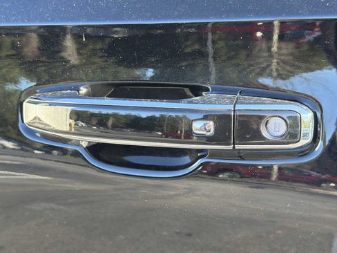 Used 2021 GMC Yukon Denali w/ Denali Premium Package image 40