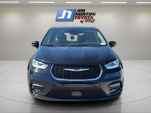 Used 2024 Chrysler Pacifica Touring-L FWD image 2