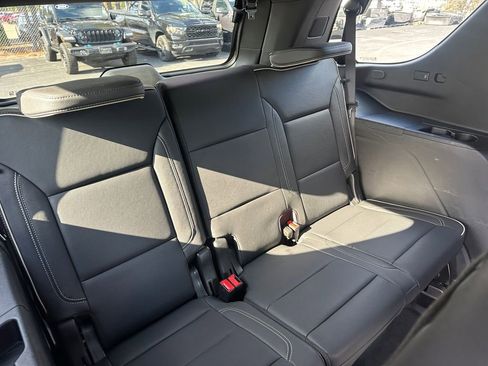Used 2024 GMC Yukon SLT w/ SLT Premium Package image 29