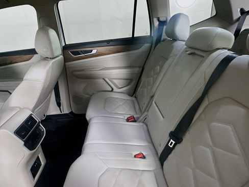 Used 2024 Volkswagen Atlas SE w/ Panoramic Sunroof Package FWD image 28