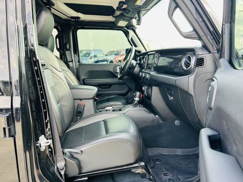 Used 2022 Jeep Wrangler Unlimited Sahara image 31