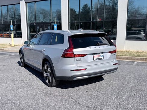 Used 2025 Volvo V60 B5 Cross Country Plus image 7