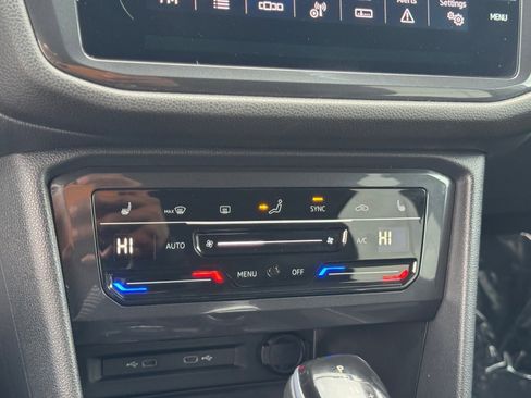 Used 2024 Volkswagen Tiguan SE image 31