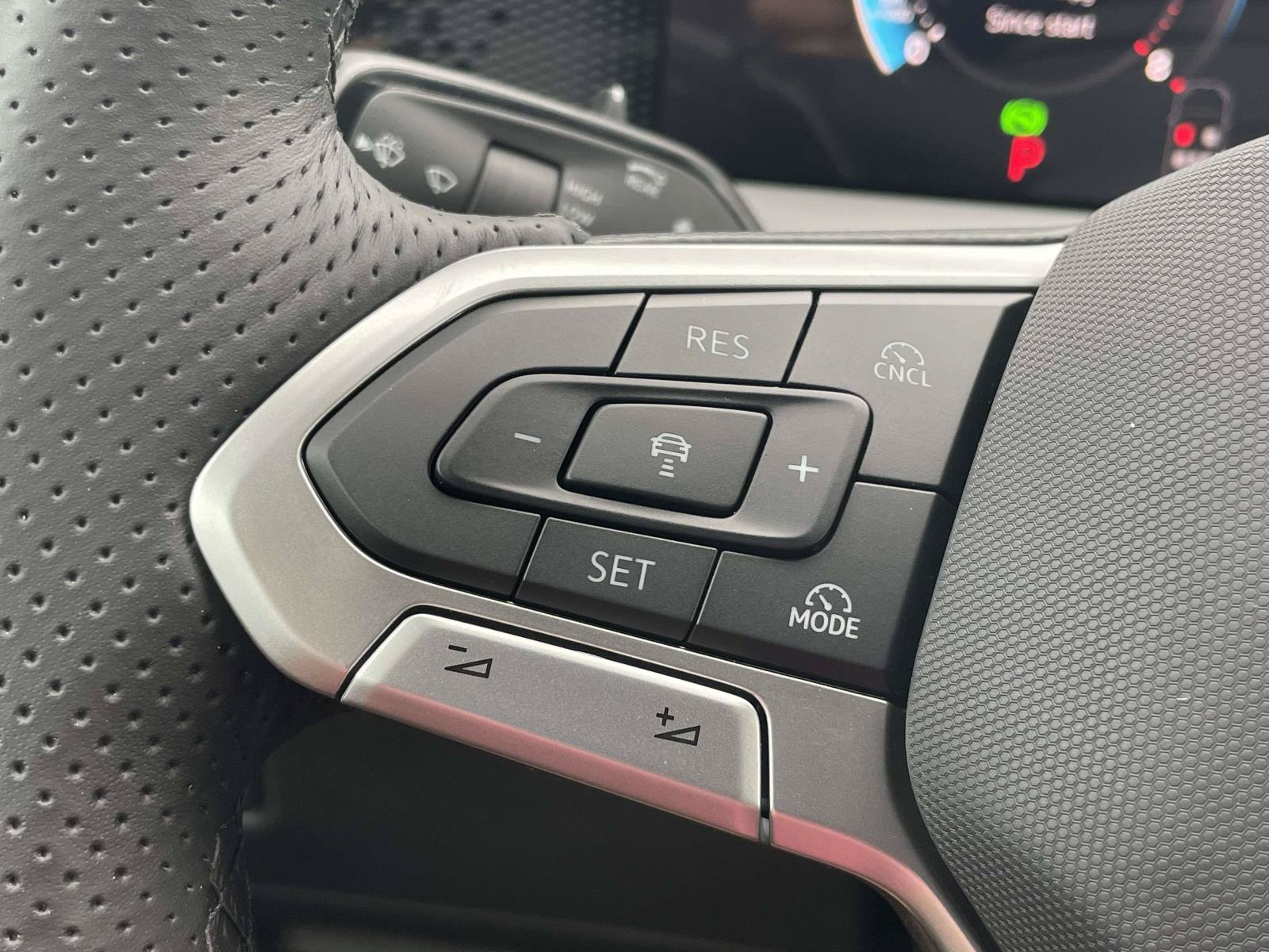 New 2026 Volkswagen Tiguan SE R-Line FWD image 22