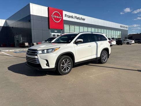 Used 2019 Toyota Highlander XLE AWD/4WD image 1