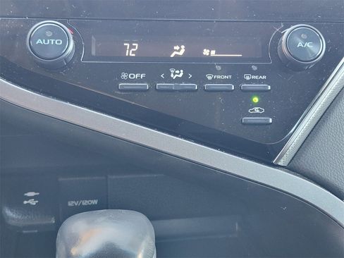 Used 2019 Toyota Camry SE image 18