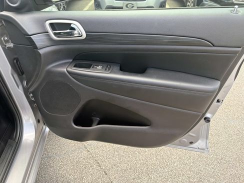 Used 2020 Jeep Grand Cherokee Altitude RWD image 14
