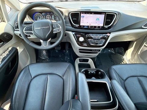 Used 2024 Chrysler Pacifica Touring-L FWD image 16