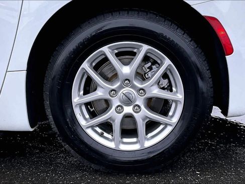 Used 2024 Chrysler Pacifica Touring-L image 40