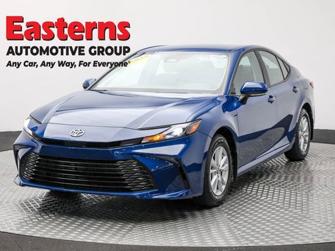 Used 2025 Toyota Camry LE w/ Convenience Package image 1