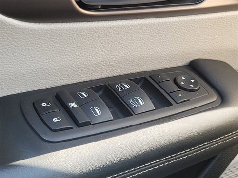 Used 2023 Chrysler Voyager LX image 33