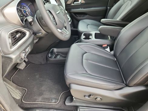 New 2026 Chrysler Pacifica Select image 7