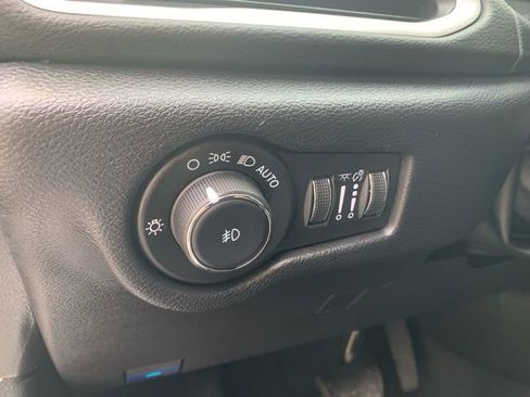 Used 2025 Chrysler Pacifica Select image 21