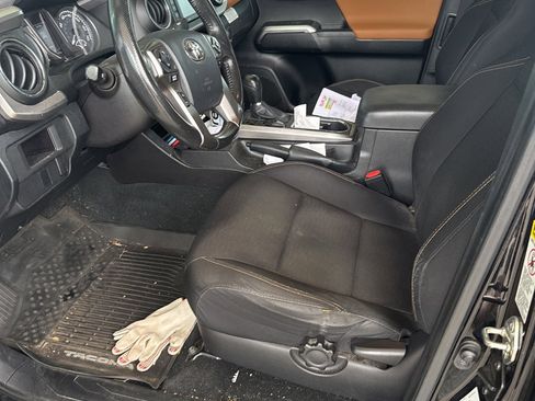 Used 2016 Toyota Tacoma TRD Sport image 4