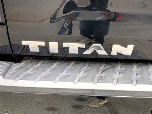 Used 2021 Nissan Titan SL w/ Moonroof Package image 23