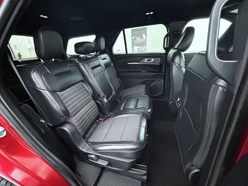 Used 2025 Ford Explorer ST-Line w/ ST-Line Street Pack AWD/4WD image 18