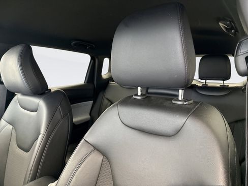 Used 2024 Jeep Compass Latitude image 10