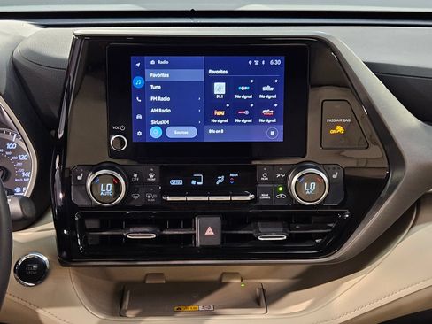 Used 2023 Toyota Highlander XLE FWD image 16