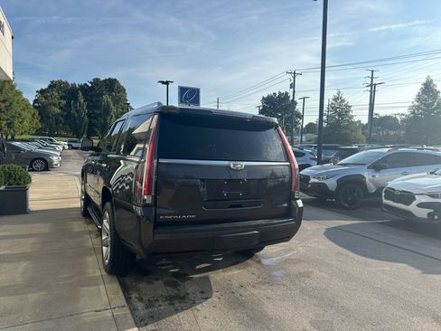 Used 2018 Cadillac Escalade Luxury AWD/4WD image 4