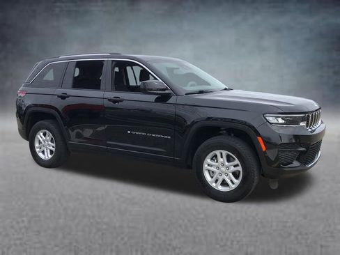 Used 2023 Jeep Grand Cherokee Laredo image 11