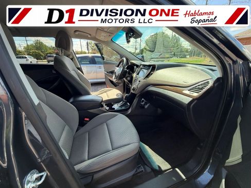 Used 2017 Hyundai Santa Fe SE FWD image 10