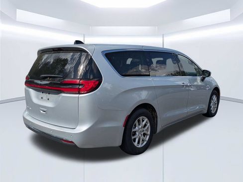 Used 2023 Chrysler Pacifica Touring-L FWD image 2
