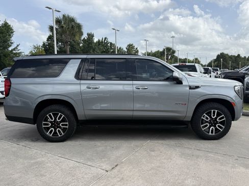 Used 2023 GMC Yukon XL AT4 AWD/4WD image 3