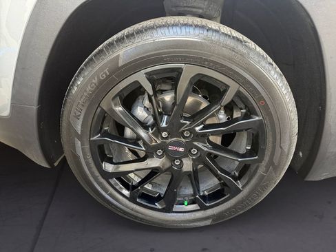 Used 2024 GMC Terrain SLE w/ Driver Convenience Package FWD image 9