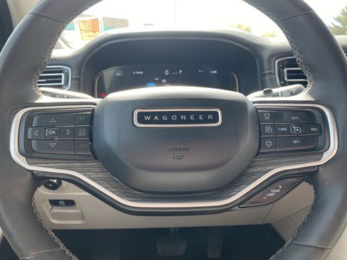 Used 2023 Jeep Wagoneer L Series II AWD/4WD image 9