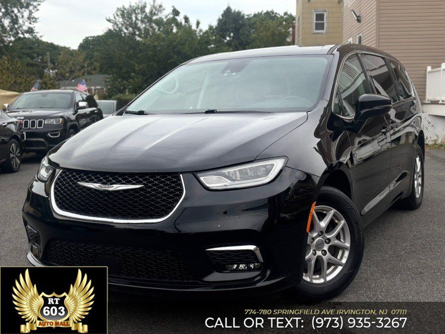 Used 2024 Chrysler Pacifica Touring-L FWD image 1