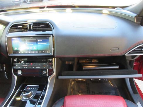 Used 2019 Jaguar XE Landmark Edition image 31