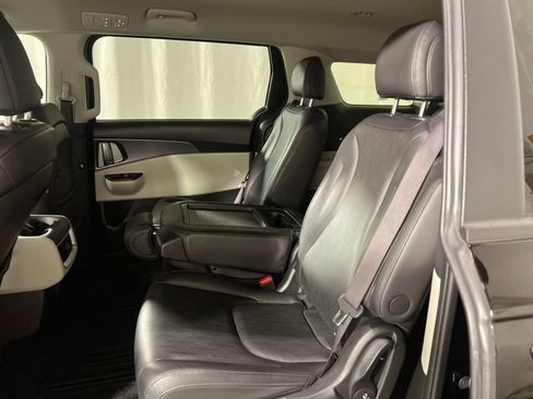 Used 2024 Kia Carnival LX image 23