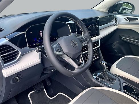 New 2026 Volkswagen Taos SE FWD image 8