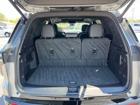 Used 2024 Chevrolet Traverse RS FWD image 9
