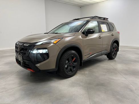 Used 2025 Nissan Rogue SV AWD/4WD image 3