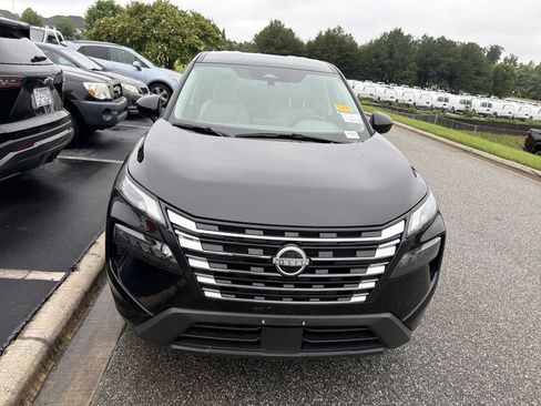 Used 2025 Nissan Rogue SV FWD image 3
