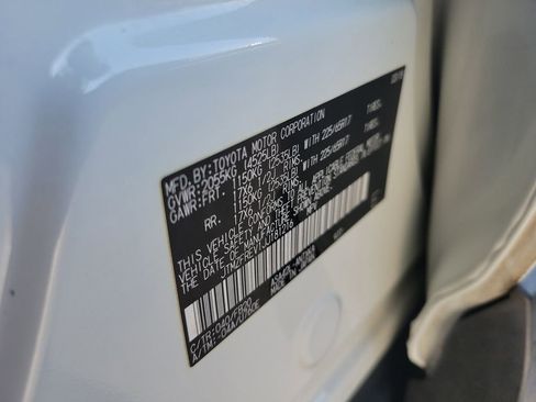 Used 2018 Toyota RAV4 LE image 32