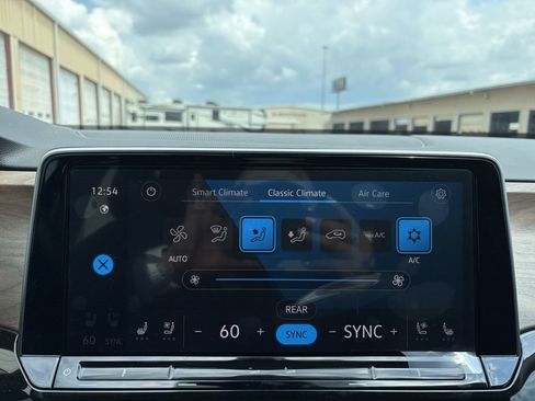 Used 2025 Volkswagen Atlas SE FWD image 19