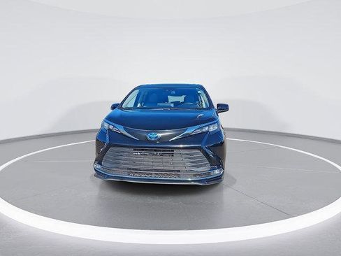 Certified 2024 Toyota Sienna XLE image 4