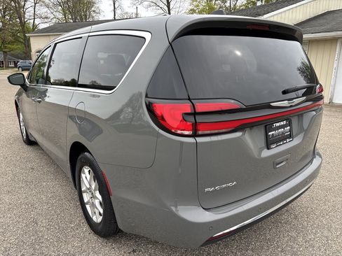 Used 2023 Chrysler Pacifica Touring-L FWD image 9