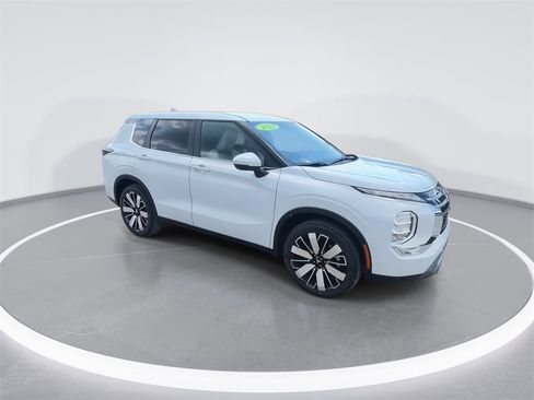 New 2025 Mitsubishi Outlander SE image 2