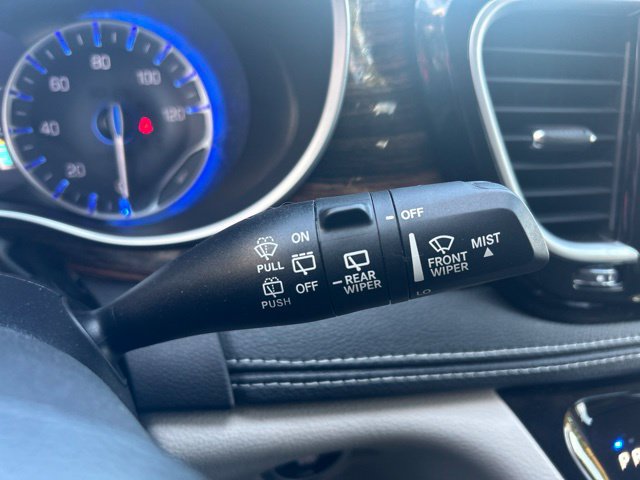 Used 2023 Chrysler Pacifica Limited FWD image 24