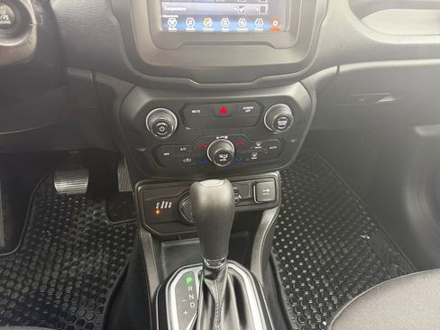 Certified 2020 Jeep Renegade Latitude w/ Cold Weather Group image 9