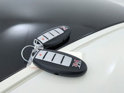 Used 2021 Nissan GT-R Premium image 38